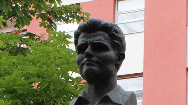 Busti i poetit Havzi Nela në Kukës, në sheshin ku u var më 10 gusht 1988