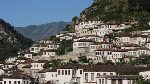 Hita inauguron drejtorinë e re në Berat — fokusi te droga pranë shkollave
