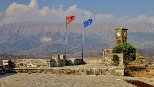 Kështjella e Gjirokastrës: nga Zenebishët te UNESCO, kalaja që ndërtoi një qytet