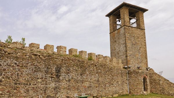 Kalaja e Prezës mbi fushën e Tiranës