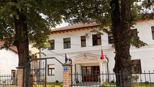 Kanalizimet në Gjakovë: Mbeturinat blokojnë puseta