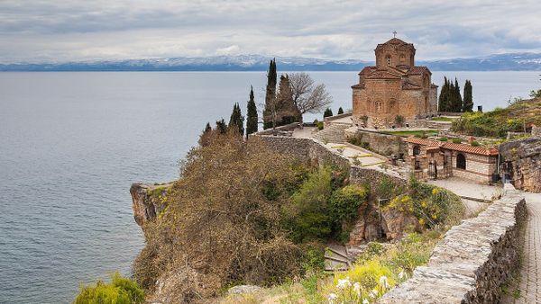 Koncesionarët në Ohër ndërtojnë mure betoni — shkelin rregullat e UNESCO-s