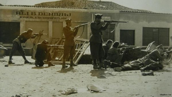 Partizanë të Ushtrisë Nacionalçlirimtare në luftim, Tiranë 1944 — ushtria që Shtabi i Përgjithshëm i krijuar në Labinot komandoi. Autor i panjohur