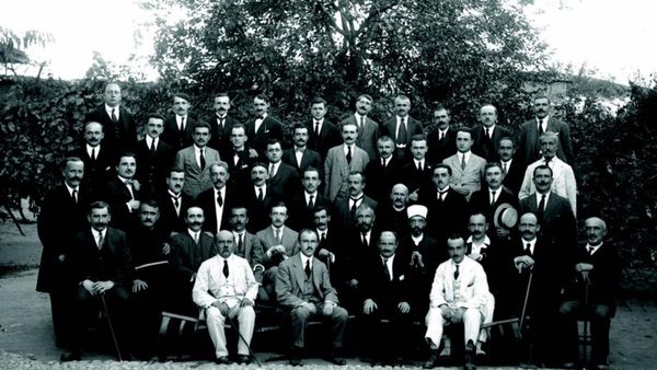 Delegatët e Kongresit të Lushnjës, janar 1920 — fotografuar nga Kel Marubi