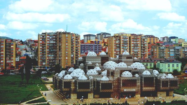 Biblioteka Kombëtare e Kosovës në Prishtinë — shtëpia e fjalës së shkruar shqipe në qytetin ku, më 1968, u vendos se si do të shkruhej shqipja