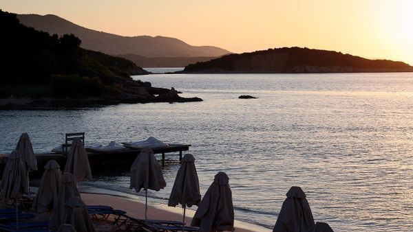 Ksamili mbush plazhet me turistë në ditët e fundit të korrikut