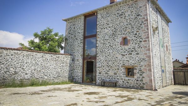 Kullat e Dukagjinit: shtëpia prej guri ku u takuan besa dhe gjaku