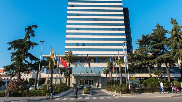 Kush dominon tregun e turistëve të huaj në Shqipëri gjatë sezonit veror?