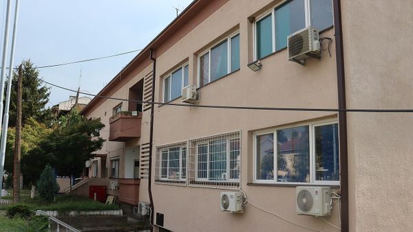 Kush është 41-vjeçari që u arratis nga stacioni i policisë në Koçan?