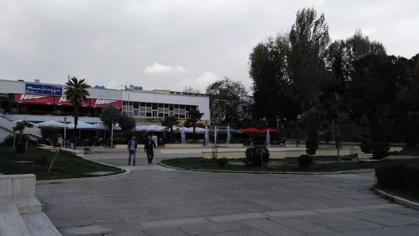 Sheshi i Demokracisë në Qytetin Studenti, Tiranë — vendi ku u mblodhën studentët në dhjetor 1990