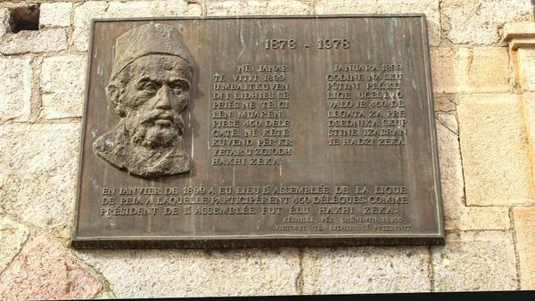 Pllaka përkujtimore e Lidhjes së Pejës, me portretin e Haxhi Zekës, në Kullën e Pashës në Pejë — kuvendi i janarit 1899 me 450 delegatë