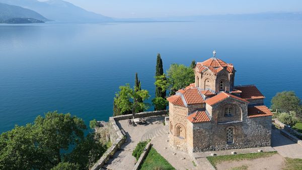 Liqeni i Ohrit: më i vjetri i Evropës, mes Pogradecit dhe Ohrit