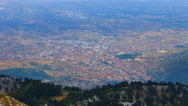 Peja parë nga maja e Veljakut, mbi kodrat e së cilës ndodhet Loxha