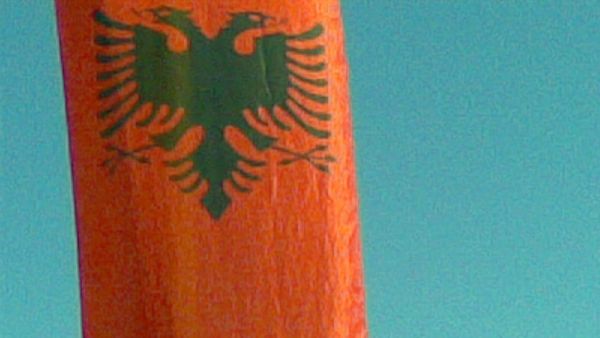 Flamuri shqiptar në Tiranë, ditën e shpalljes së pavarësisë së Kosovës