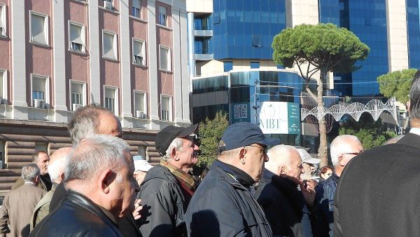 Pensionistë të moshuar të mbledhur në një protestë për pensione dinjitoze