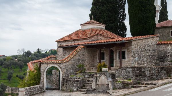 Kalaja e Tivarit të Vjetër (Stari Bar), Mal i Zi — qyteti bregdetar drejt të cilit u marshuan rekrutët