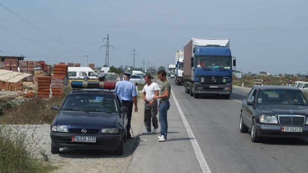 Polici e Shtetit gjatë kontrollit në autostradë, Shqipëri
