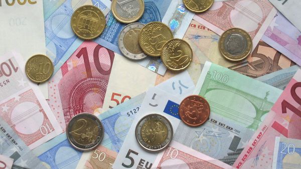 Kartëmonedha dhe monedha euro — foto ilustruese për këmbimin valutor