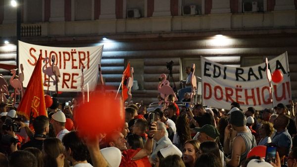 Protestues në Tiranë mbajnë pankartën «Edi Rama, dorëhiqu» gjatë protestës së opozitës