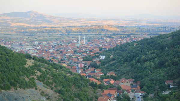 Pamje panoramike e qytetit të Preshevës në Luginë, me minaretë e xhamisë në qendër
