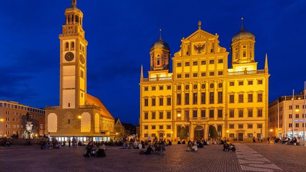 Mërgimtarët ngritën shtatoren e Nënë Terezës në Augsburg