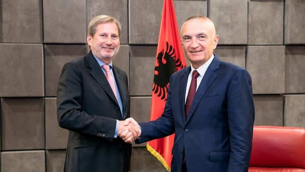 Meta mbështet planin e opozitës për 100 bashki
