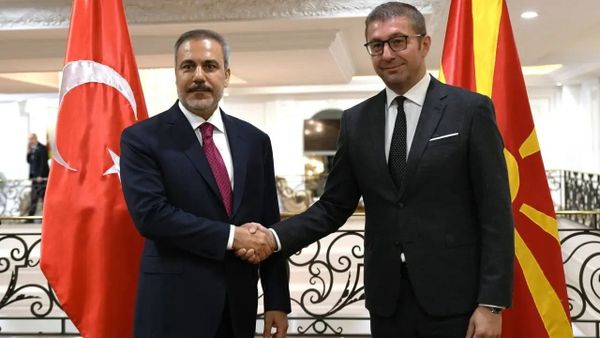 Mickoski refuzon ndryshimet kushtetuese siç kërkon Bullgaria — bisedimet vazhdojnë