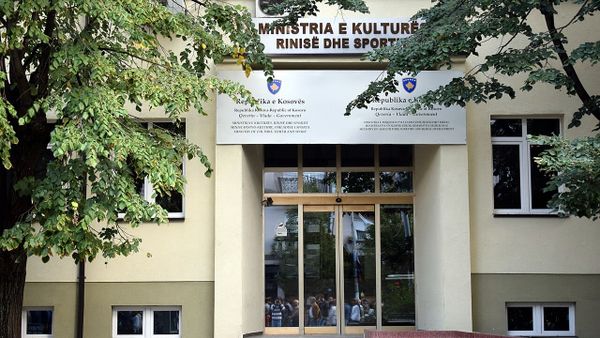 Ministria ndalon kamionët mbi 20 tonë në autoudhë nga nxehtësia
