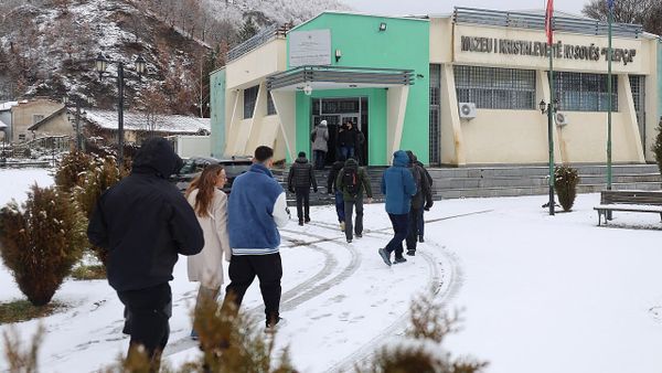 Mjekët e Mitrovicës shpëtojnë fëmijën që ra në pishinë