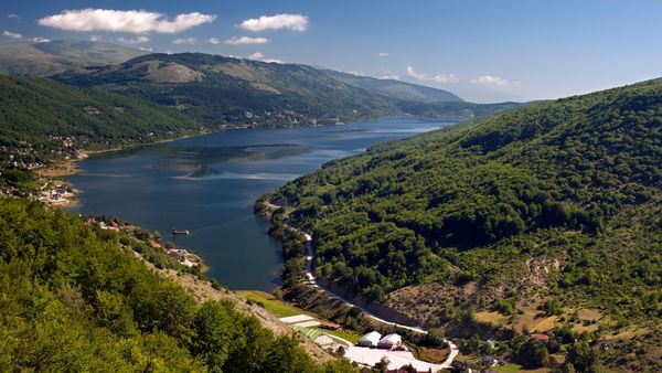 Ndalimi i ujit në Gostivar mbetet në fuqi — ndihmojnë ekipet nga Shkupi