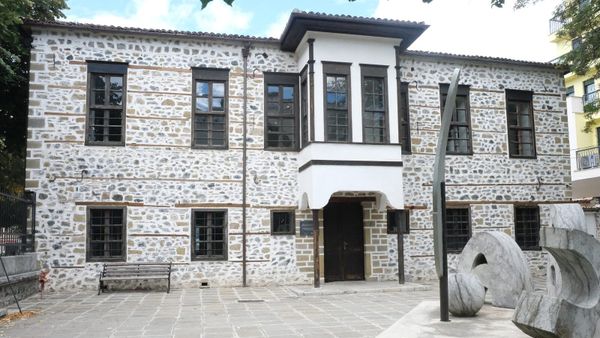 Mësonjëtorja e Parë Shqipe, Korçë — AgnezaAzalea