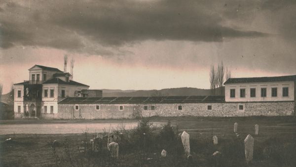 Fotografi e vjetër e ndërtesës së Shkollës Normale të Elbasanit, 1924
