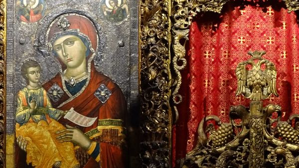 Onufri, mjeshtri i ikonës shqiptare dhe e kuqja që mban emrin e tij
