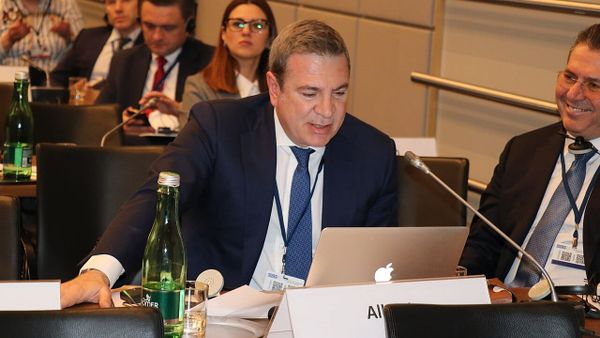 Peleshi ndërpret debatin për procedurë — thërret kryetarët e grupeve
