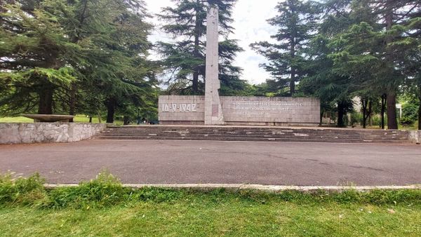 Monumenti i Konferencës së Pezës në fshatin Pezë