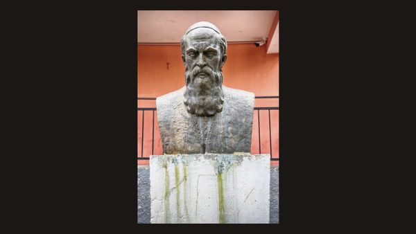 Busti i Pjetër Budit në Burrel