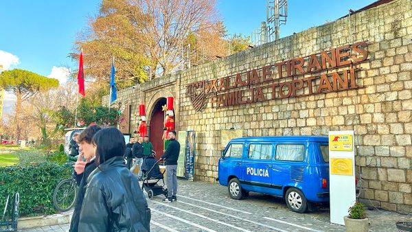 Plagoset me thikë një person në Shkallnur — autori në arrati
