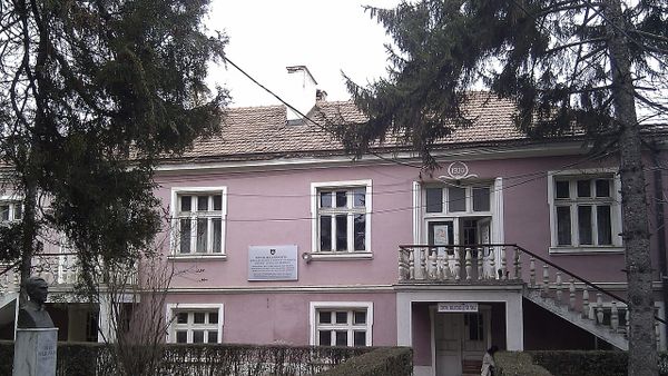 Poetë të diasporës sjellin 'Verën poetike' në 'Hivzi Sulejmani'