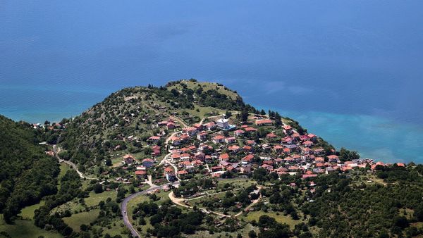 Policia e Ohrit shpëton dy vajza 2.000 metra larg bregut