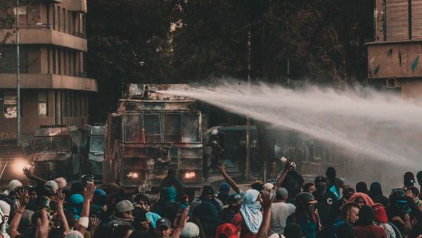 Policia hedh spraj në protestë — preken nëna dhe djali me aftësi ndryshe