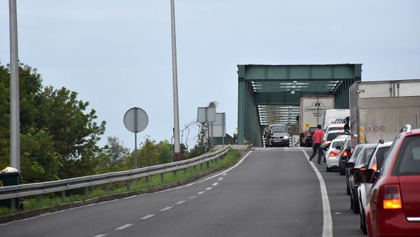 Pritje deri në 30 minuta për dalje nga shteti në pikën kufitare "Bogorodicë"