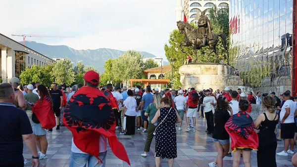 Protesta para Kryeministrisë tkurret në ditën e 62-të
