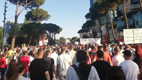 Protestuesit marshojnë drejt "Air Albania", kërkojnë dorëheqjen e qeverisë