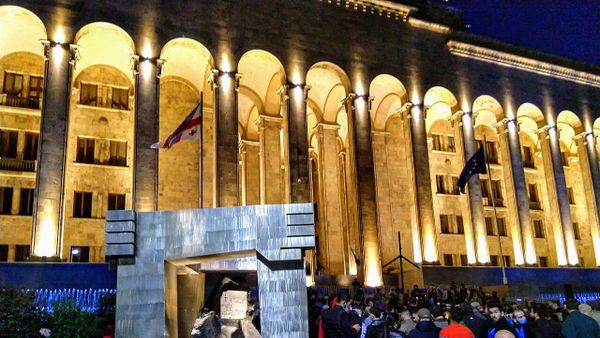 Protestuesit përplasen me policinë para Kuvendit, disa shoqërohen në komisariat
