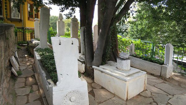 Pse kërkojnë njerëzit shpëtim në 'Tyrbën e çikave'?