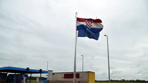 Kufiri i Bajakovës normalizohet — ambasadori i Kosovës viziton radhët