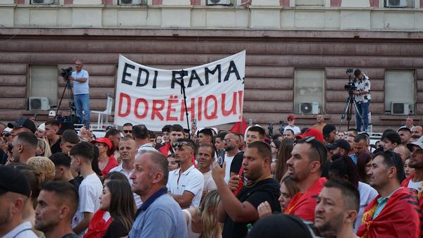 Protesta e 43-të mbledh mijëra qytetarë para Kryeministrisë