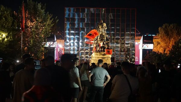 Protesta hyn në ditën e 45-të me marshim nga sheshi "Skënderbej"