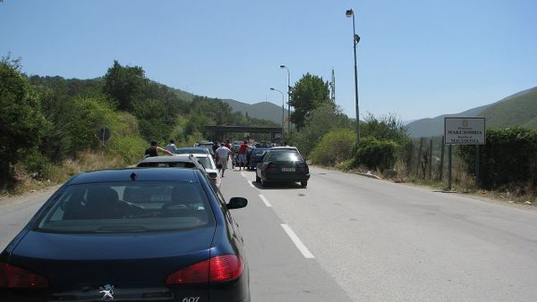Tre vushtrriasit zhduken rrugës nga aeroporti i Shkupit drejt Kosovës