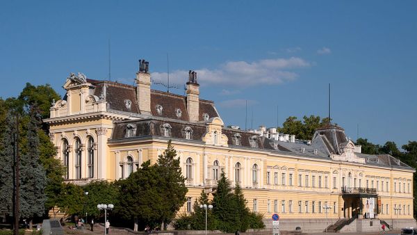 Pse zhvillohen aktivitetet kulturore në Tiranë?